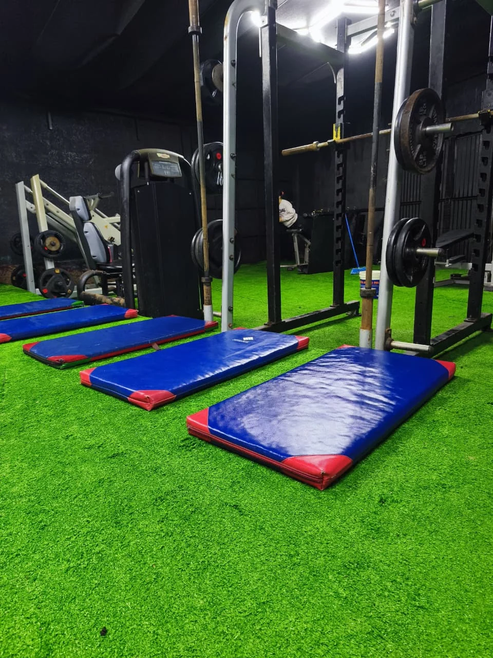 Colchonetas y estaciones de entrenamiento en la zona funcional