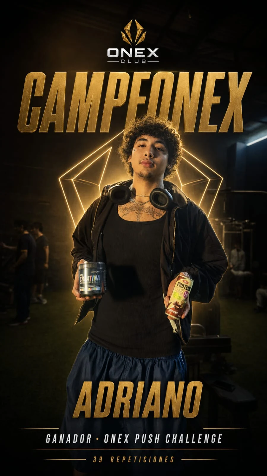 Adriano, ganador del ONEX Push Challenge con 39 repeticiones, recibiendo sus premios
