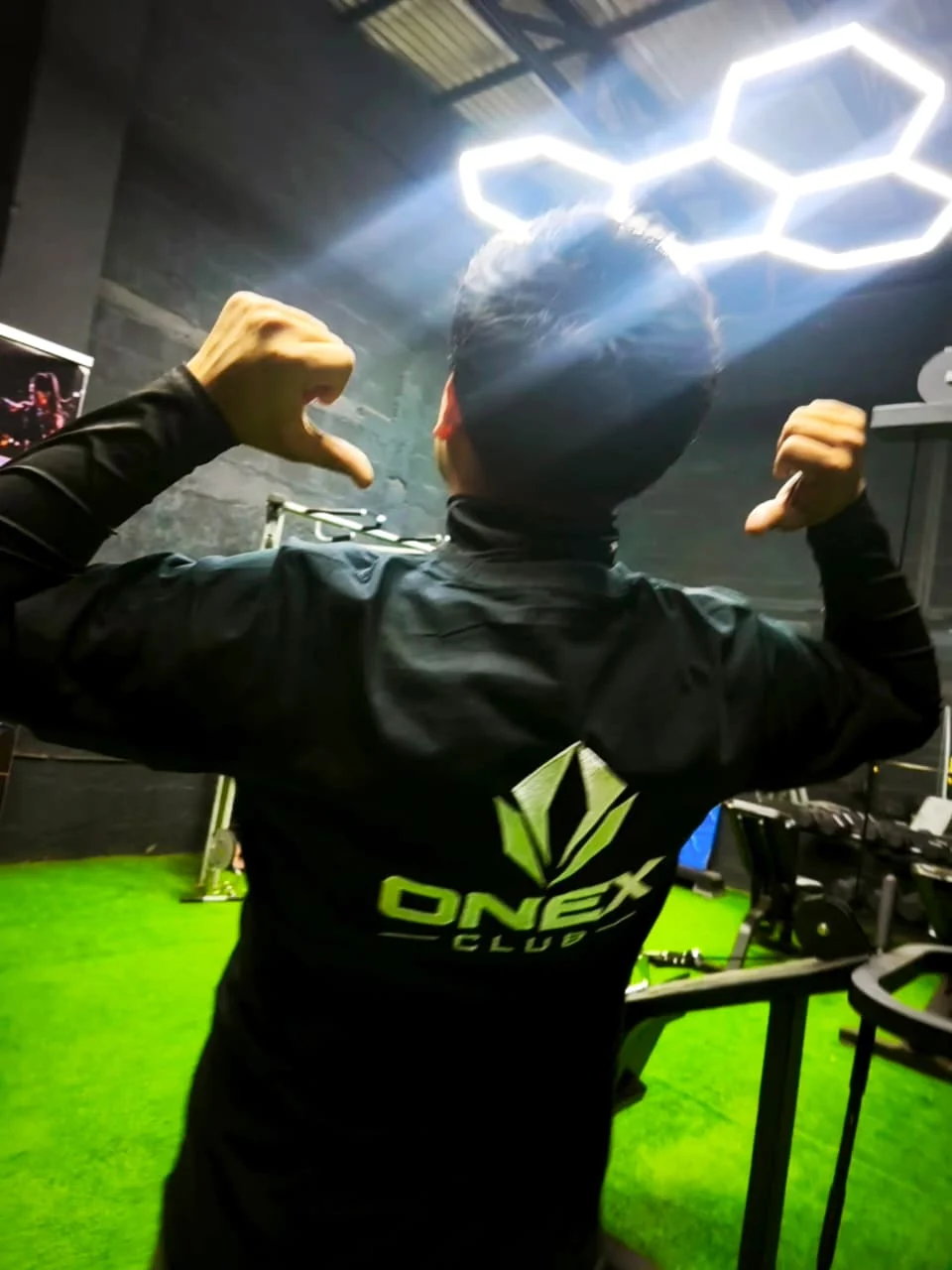 Integrante de la comunidad mostrando la chaqueta de ONEX Club